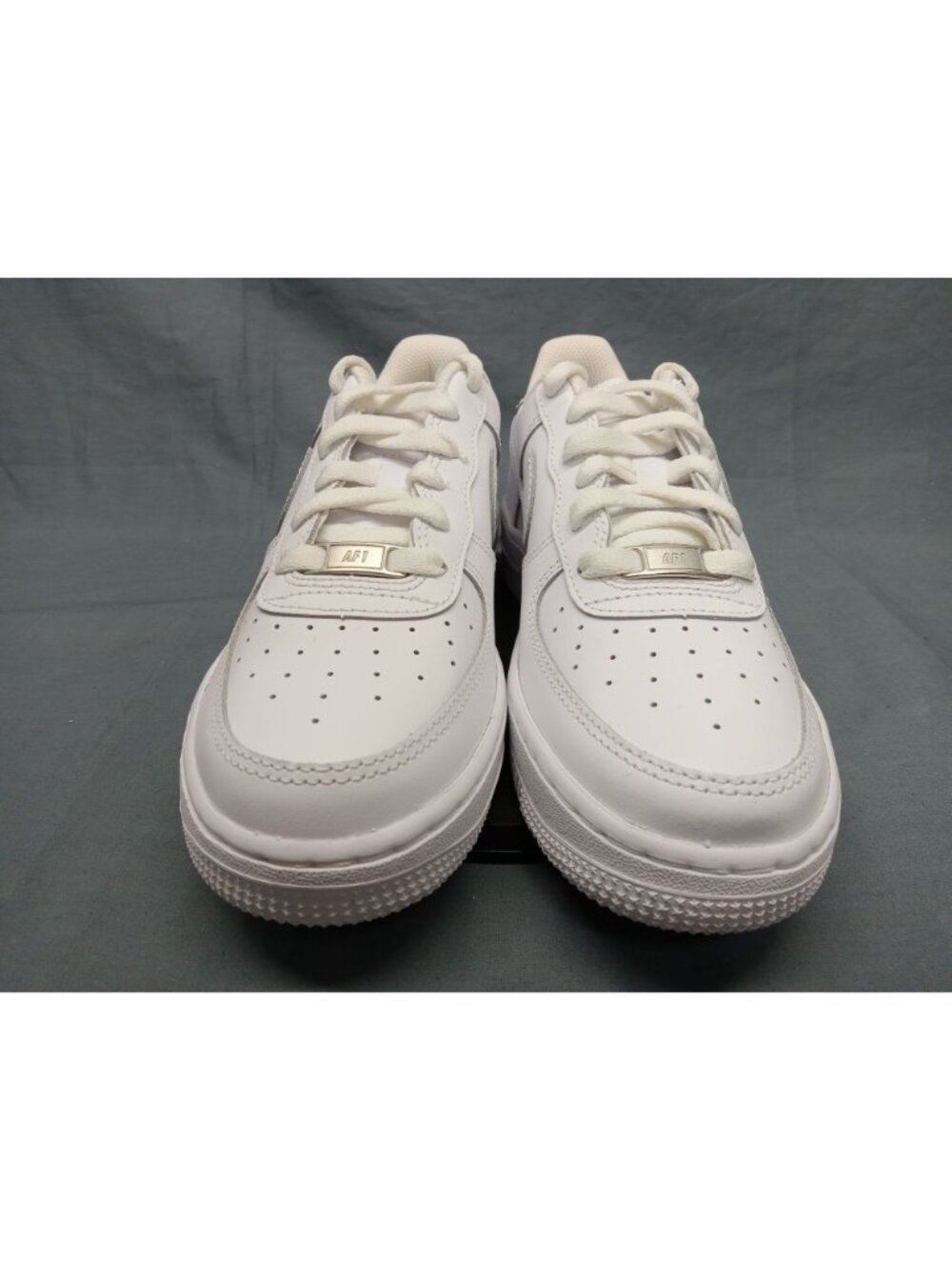 Nike Air Force 1 LE (GS) Sneakers Leather Triple White Boys Size 7 NEW IN BOX! - Picture 10 of 12